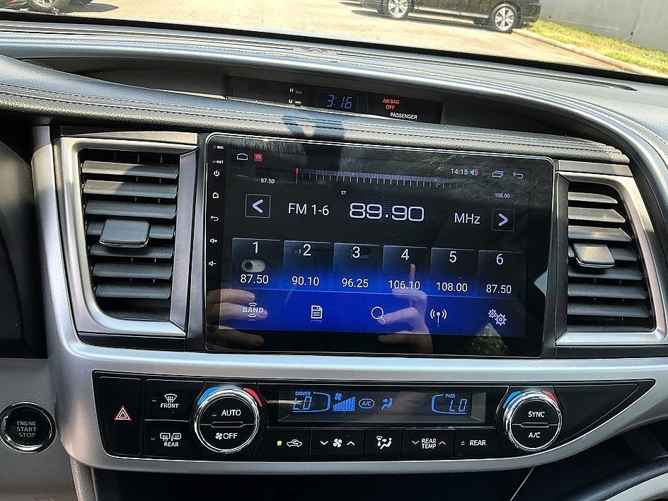 Used 2015 Silver Sky Metallic Toyota XLE image 17