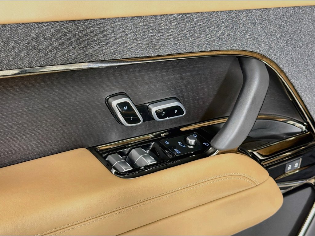 Certified Used 2025 White Land Rover SE image 18
