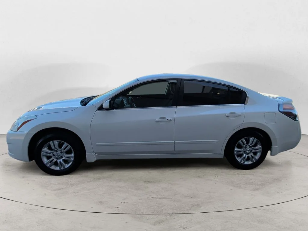 Used 2012 White Nissan 2.5 S image 2