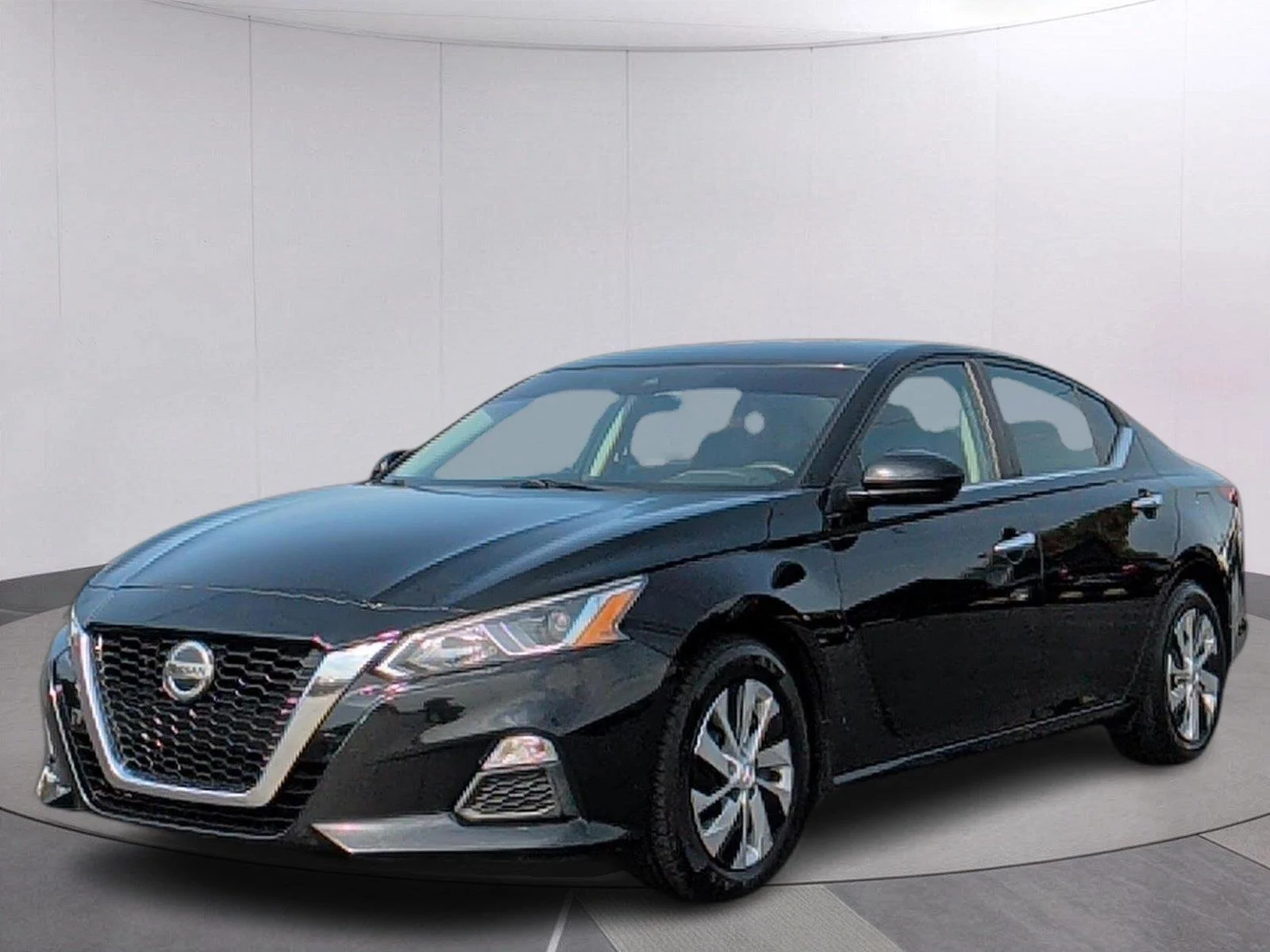 Used 2021 Glacier White Nissan 2.5 S image 1