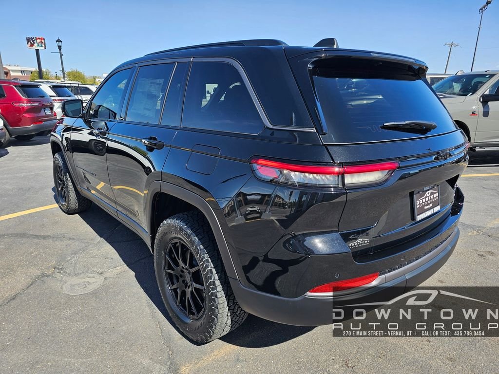 New 2026 Diamond Black Crystal Pearlcoat Jeep Altitude image 5