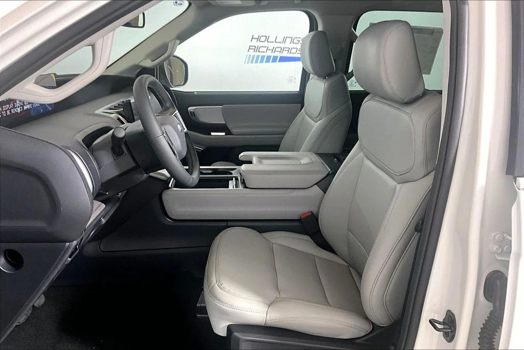 New 2026 Star White Metallic Tri-Coat Ford Active image 9