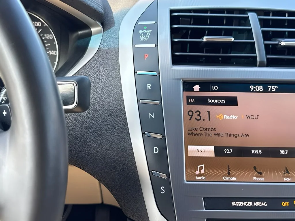 Used 2019 White Lincoln Reserve image 17