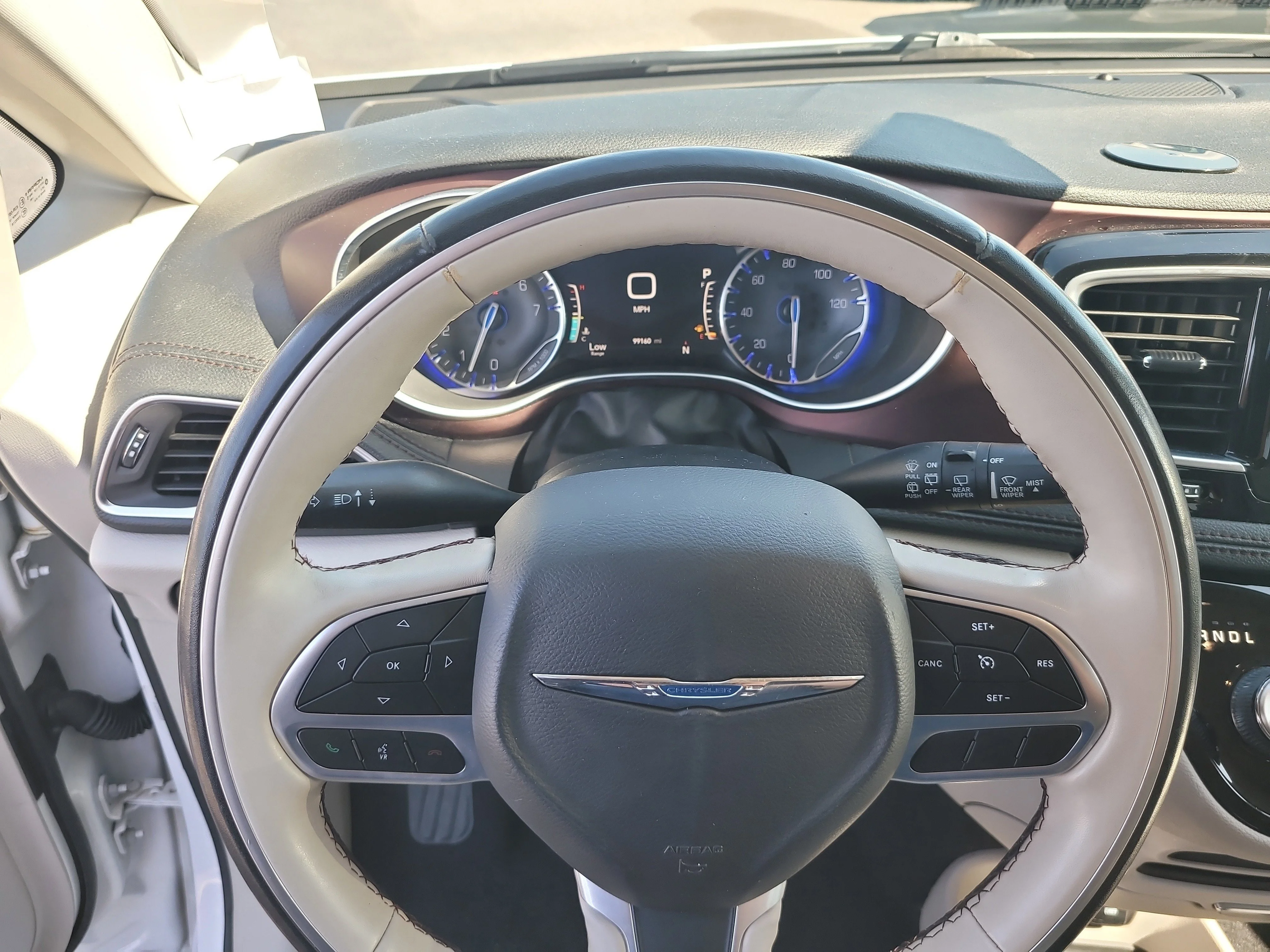 Used 2020 Bright White Clearcoat Chrysler Limited image 25