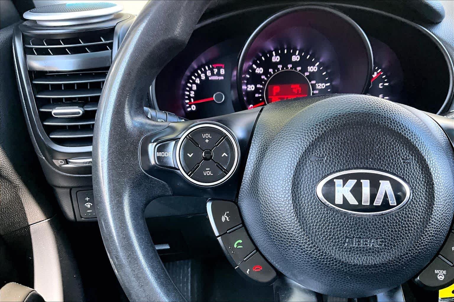 Used 2016 Clear White Kia Base image 23