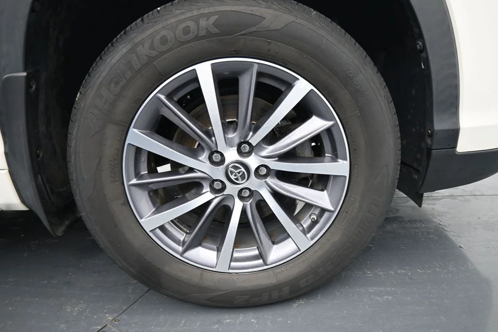 Used 2018 White Toyota XLE image 11
