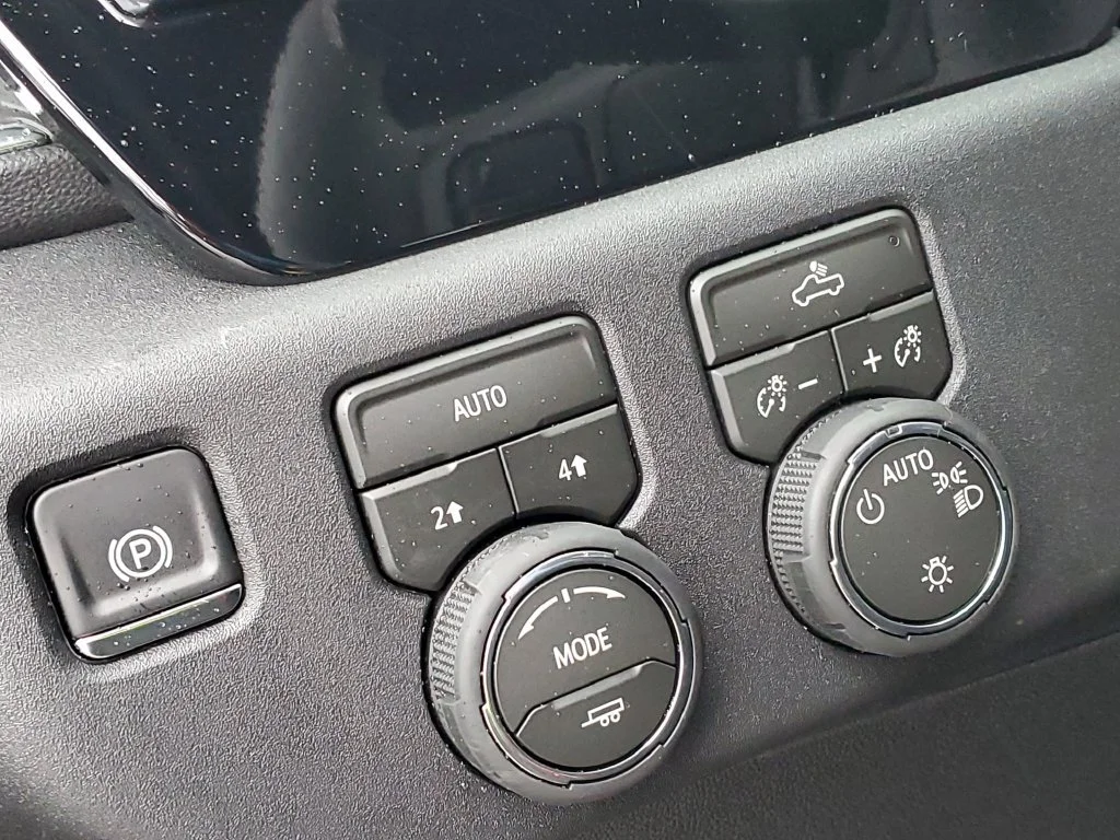 New 2026 Summit White Chevrolet LT (2FL) image 11