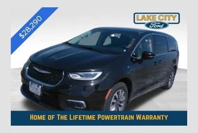 2024 Chrysler Pacifica Hybrid's photo