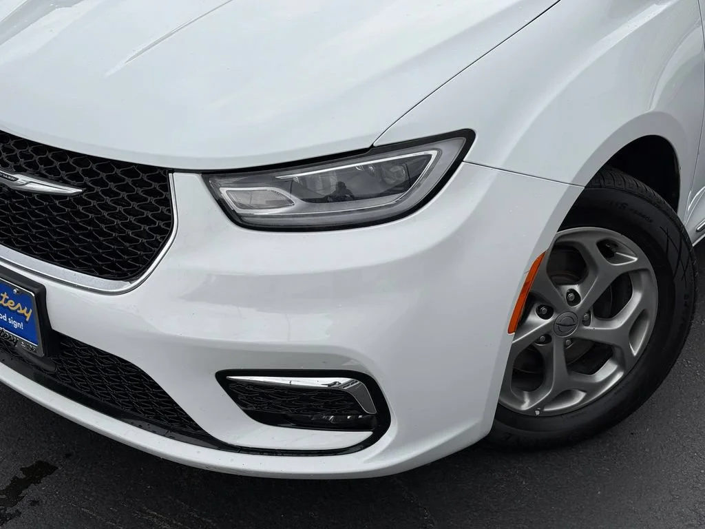 Used 2023 White Chrysler Limited image 3