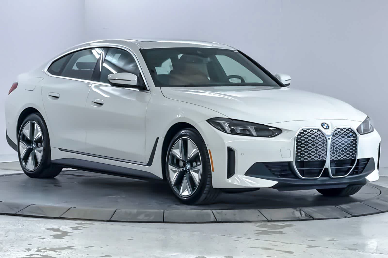 New 2026 Alpine White BMW xDrive40 image 9
