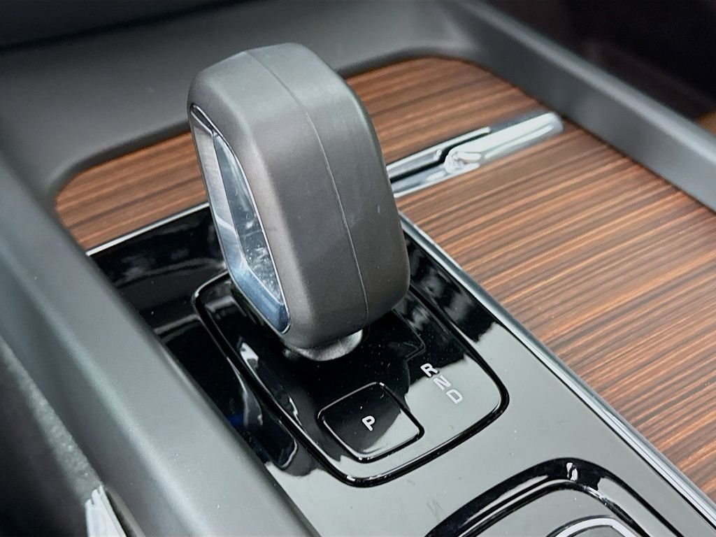 Used 2024 White Volvo B5 Plus image 18