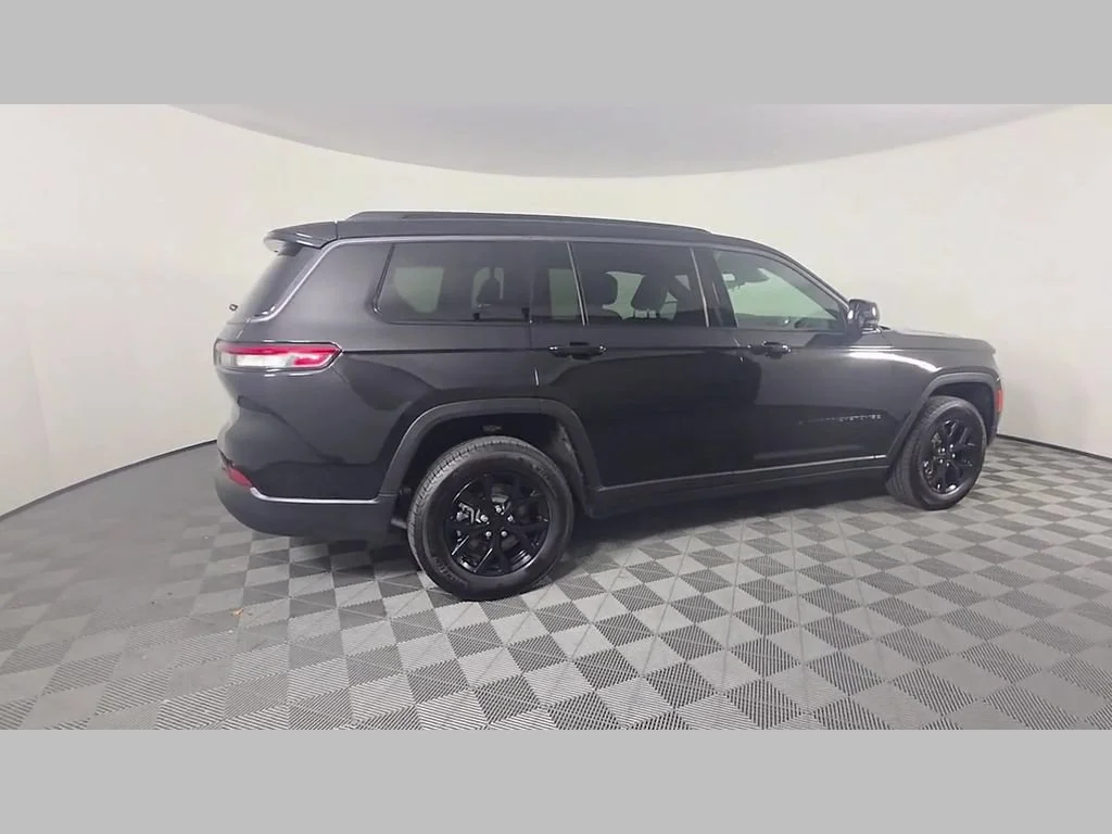 New 2026 Diamond Black Crystal Pearl-Coat Exterior Paint Jeep Laredo Altitude image 26