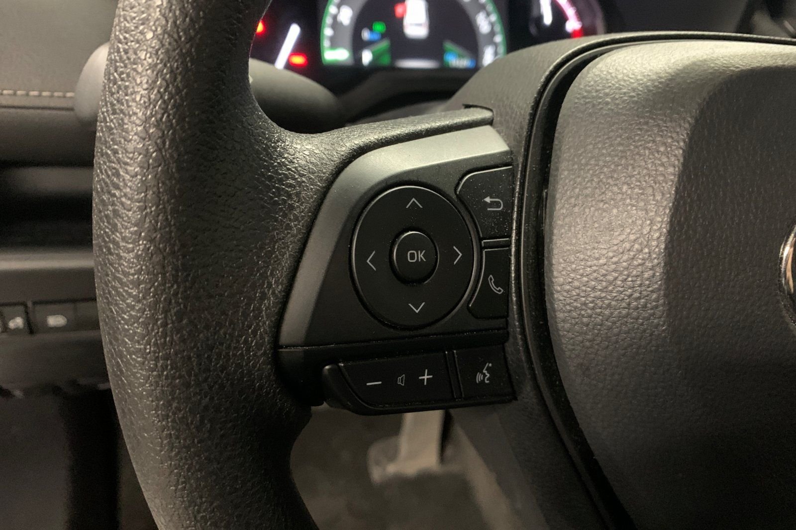 Used 2025 White Toyota LE image 28