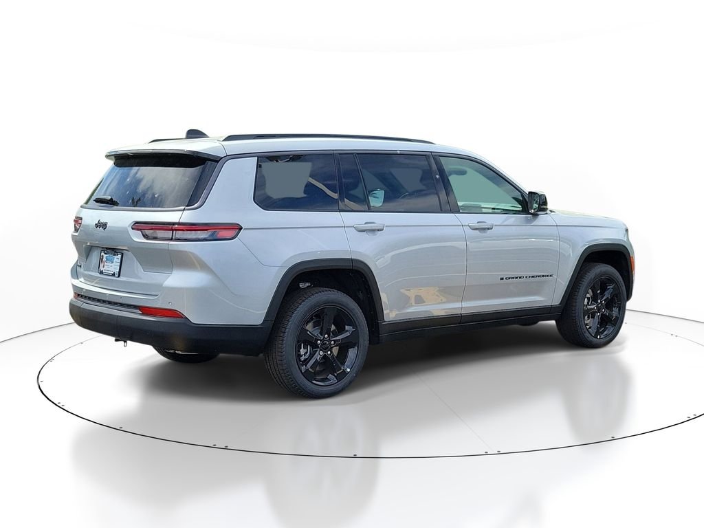 New 2026 Silver Zynith Exterior Paint Jeep Limited image 4