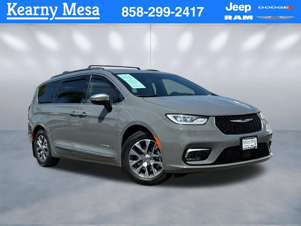 2023 Chrysler Pacifica Hybrid Pinnacle Hybrid's photo