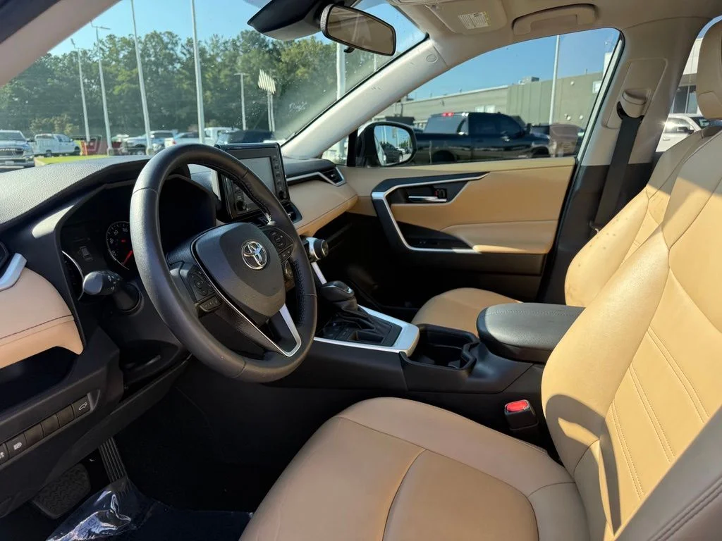 Used 2021 White Toyota XLE Premium image 4
