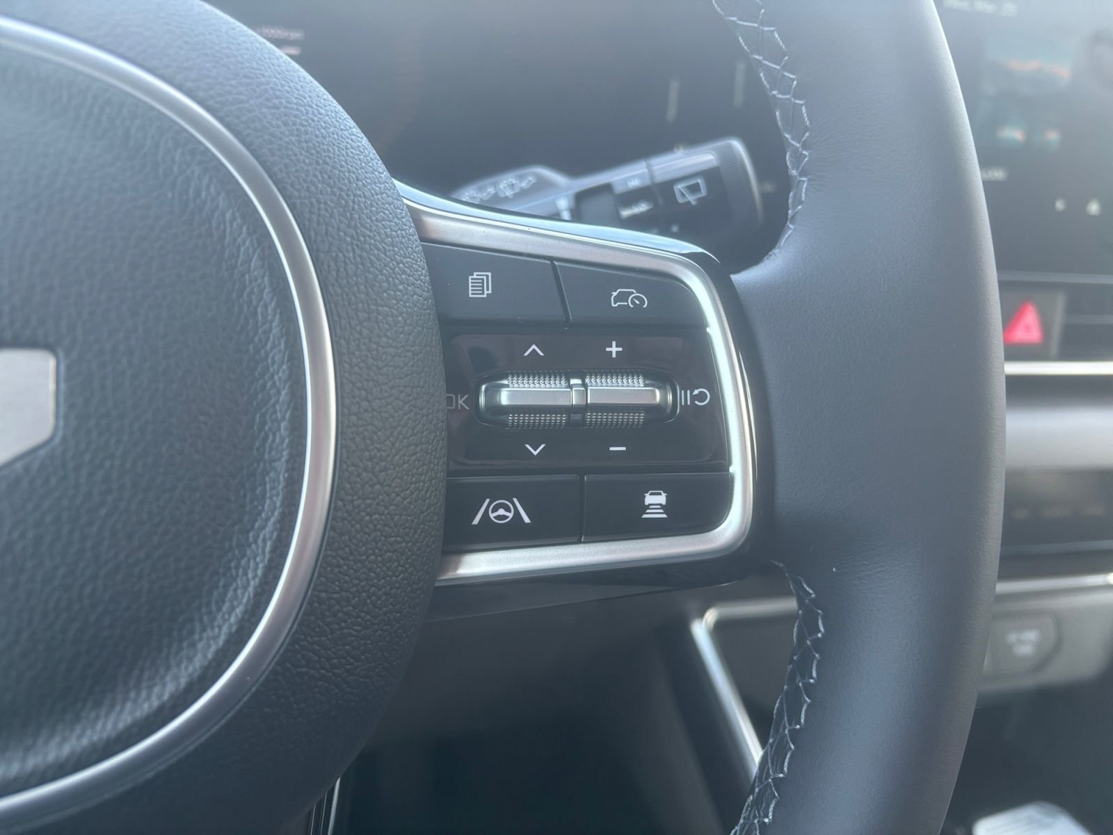 New 2026 Snow White Pearl Kia EX image 23