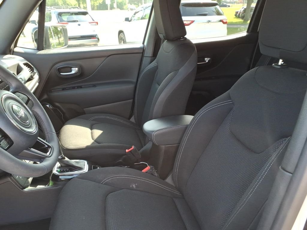 Used 2022 Alpine White Clearcoat Jeep Altitude image 10
