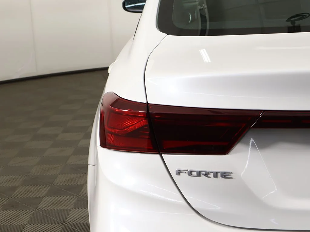 Used 2022 White Kia LXS image 17