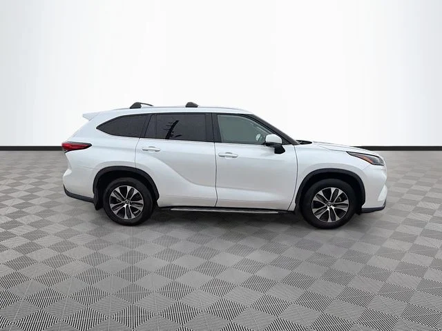 Used 2023 Beige Toyota XLE image 8
