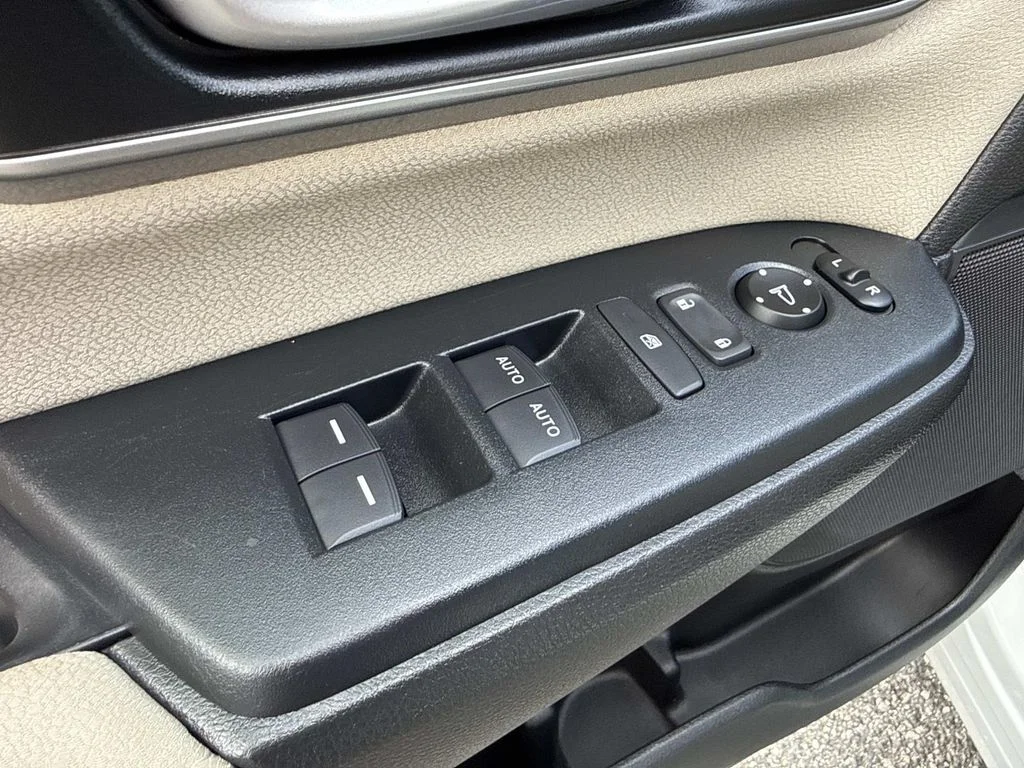 Used 2022 White Honda EX image 23