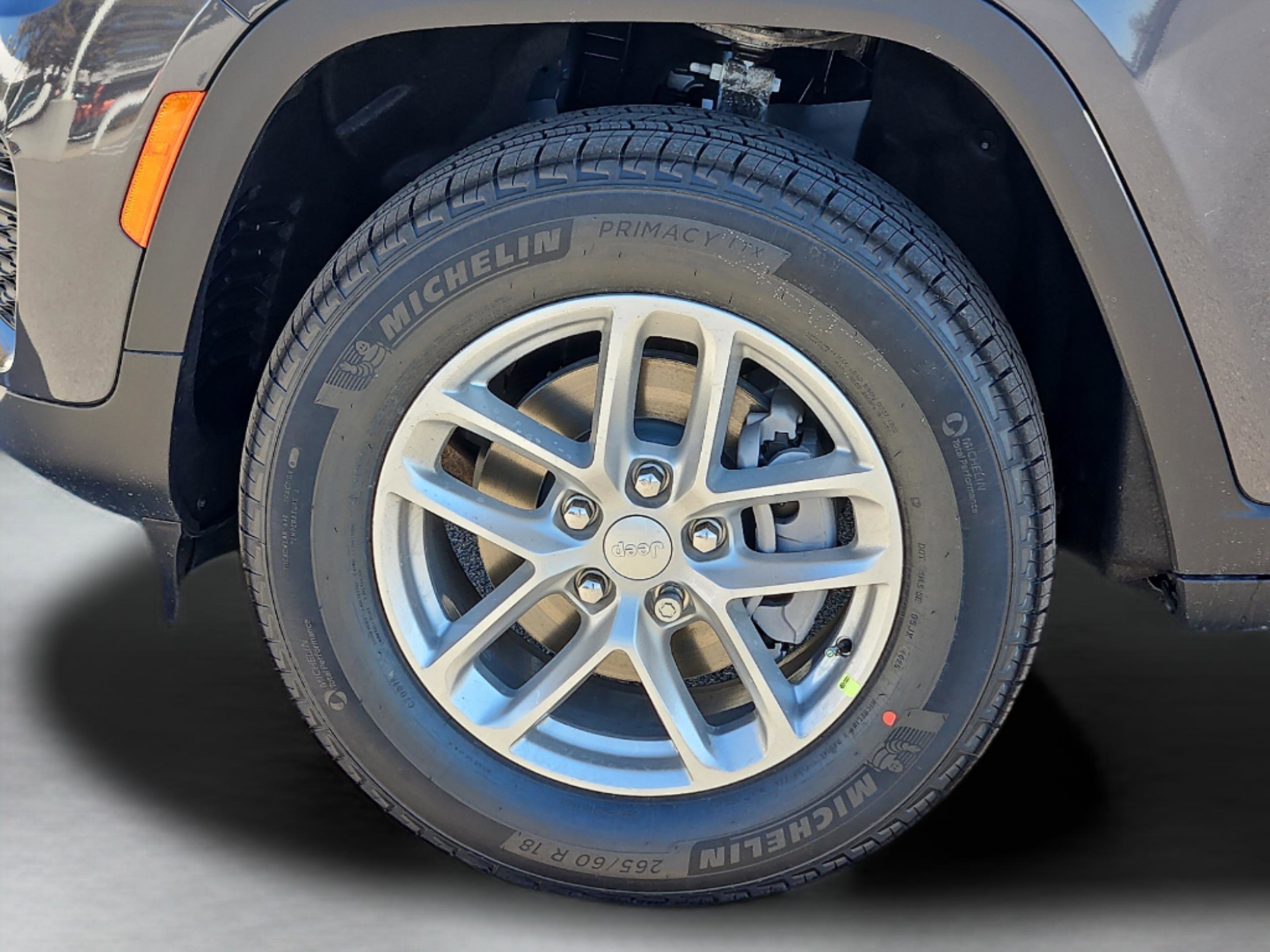 New 2025 Baltic Gray Metallic Clear-Coat Exterior Paint Jeep Laredo image 24