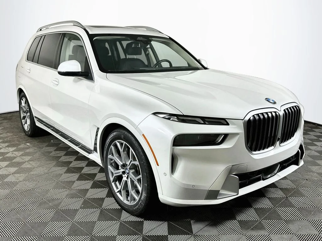 Used 2025 White Metallic BMW xDrive40i image 3