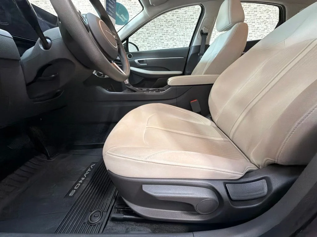 Used 2025 Abyss Black Hyundai SE image 23