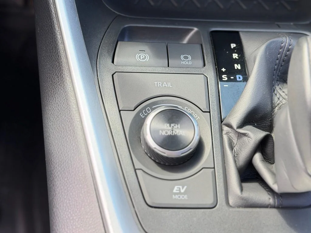 Used 2025 White Toyota XLE image 15