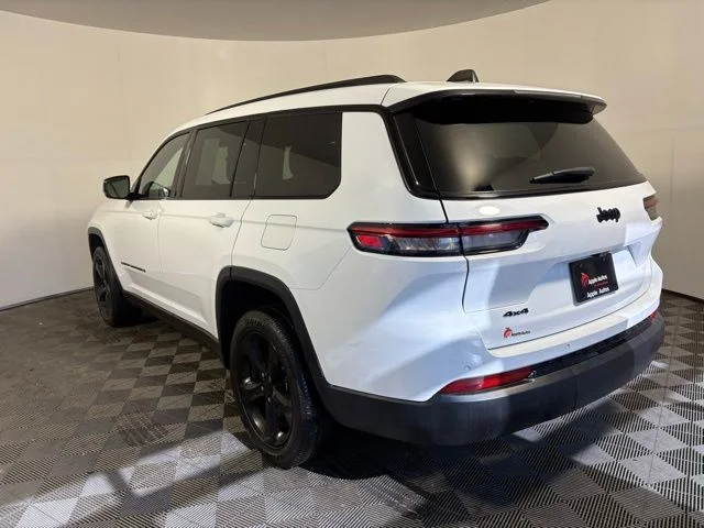 Used 2023 White Jeep Altitude image 8