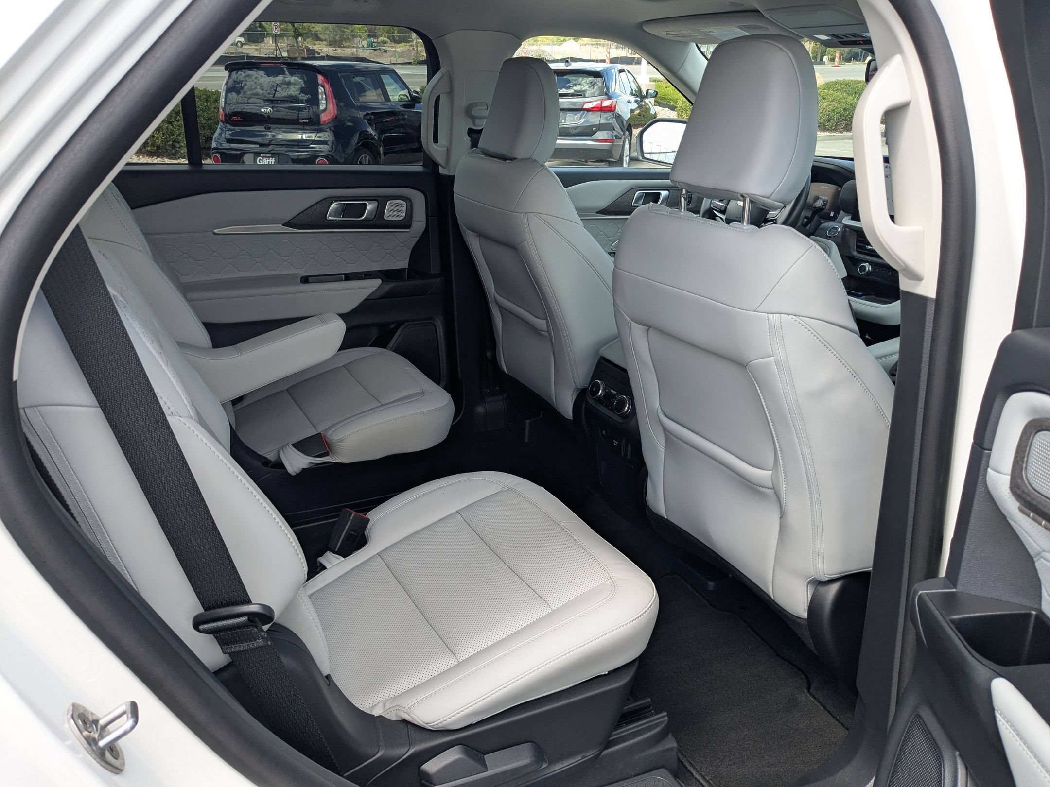 Used 2025 White Metallic Ford Platinum image 32
