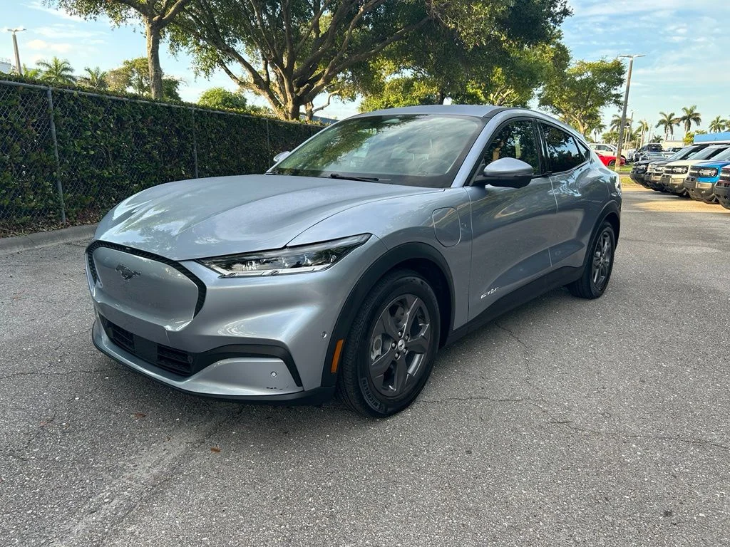 Used 2022 Ice Blue Ford Select image 1