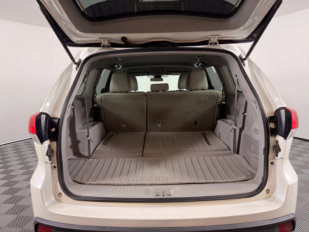 Used 2019 White Toyota LE image 13