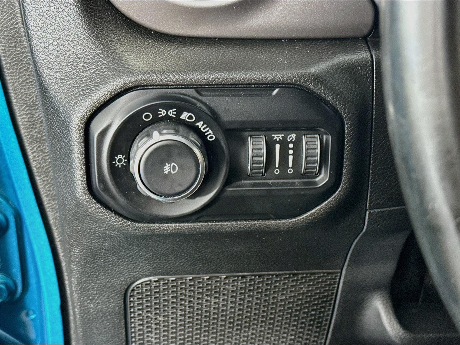 Used 2020 Bikini Pearlcoat Jeep Sport S image 10