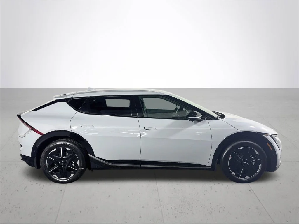 New 2026 Wolf Gray Kia WIND image 5