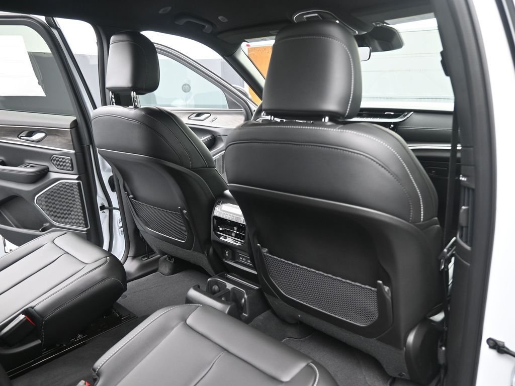 New 2026 Bright White Clear-Coat Exterior Paint Jeep Limited image 25