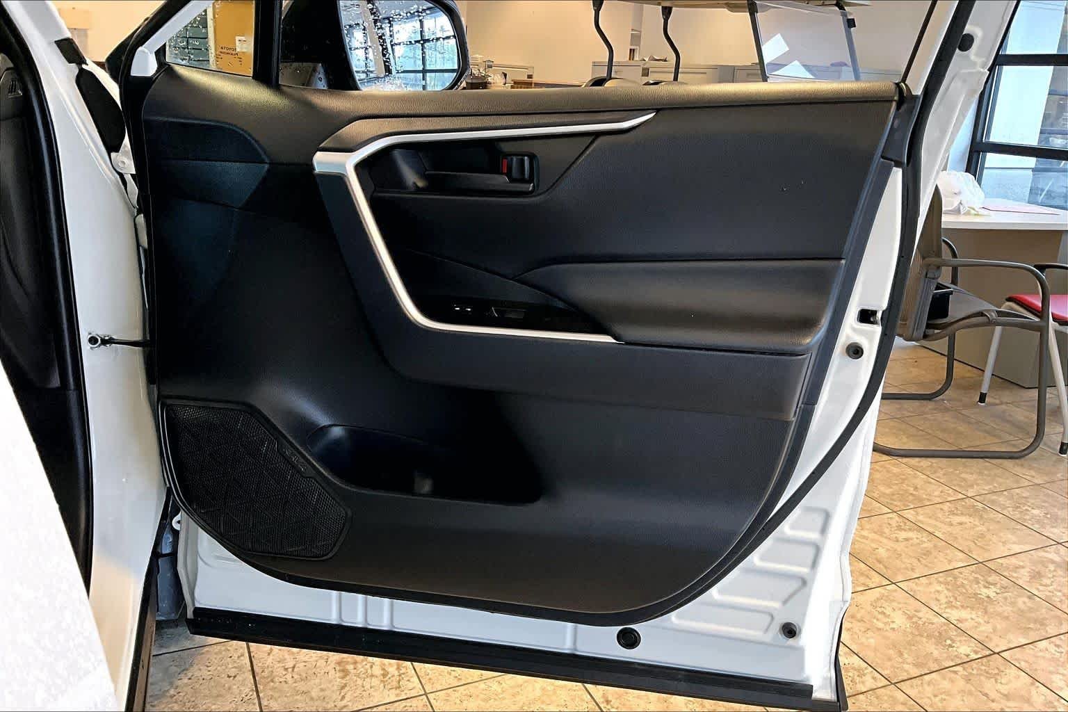 Used 2025 Ice Toyota LE image 22