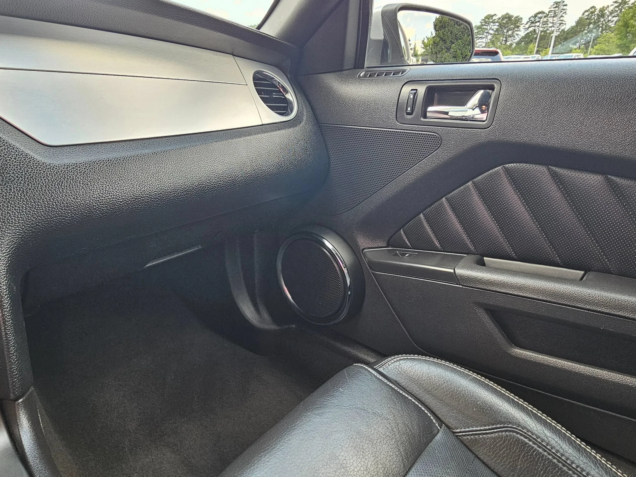 Used 2010 Brilliant Silver Metallic Ford GT Premium image 11