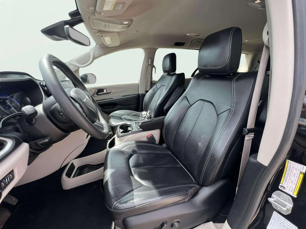 Used 2022 Brilliant Black Crystal Pearlcoat Chrysler Touring L image 18
