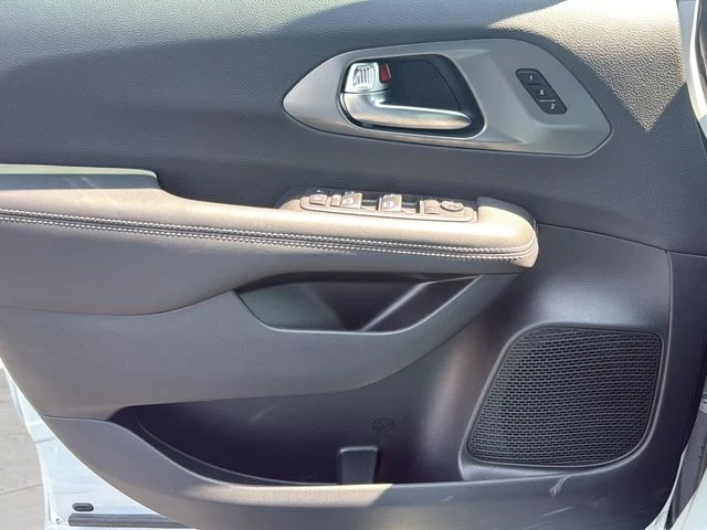 2025 Chrysler Pacifica Select - Photo 29