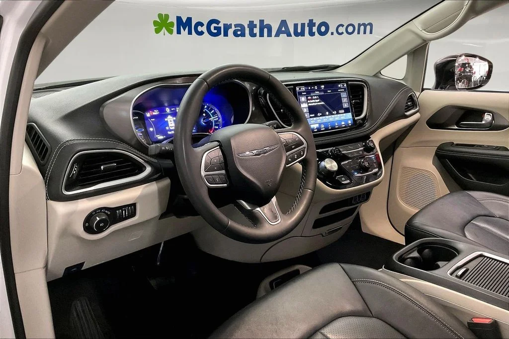 Used 2024 White Chrysler Select image 18