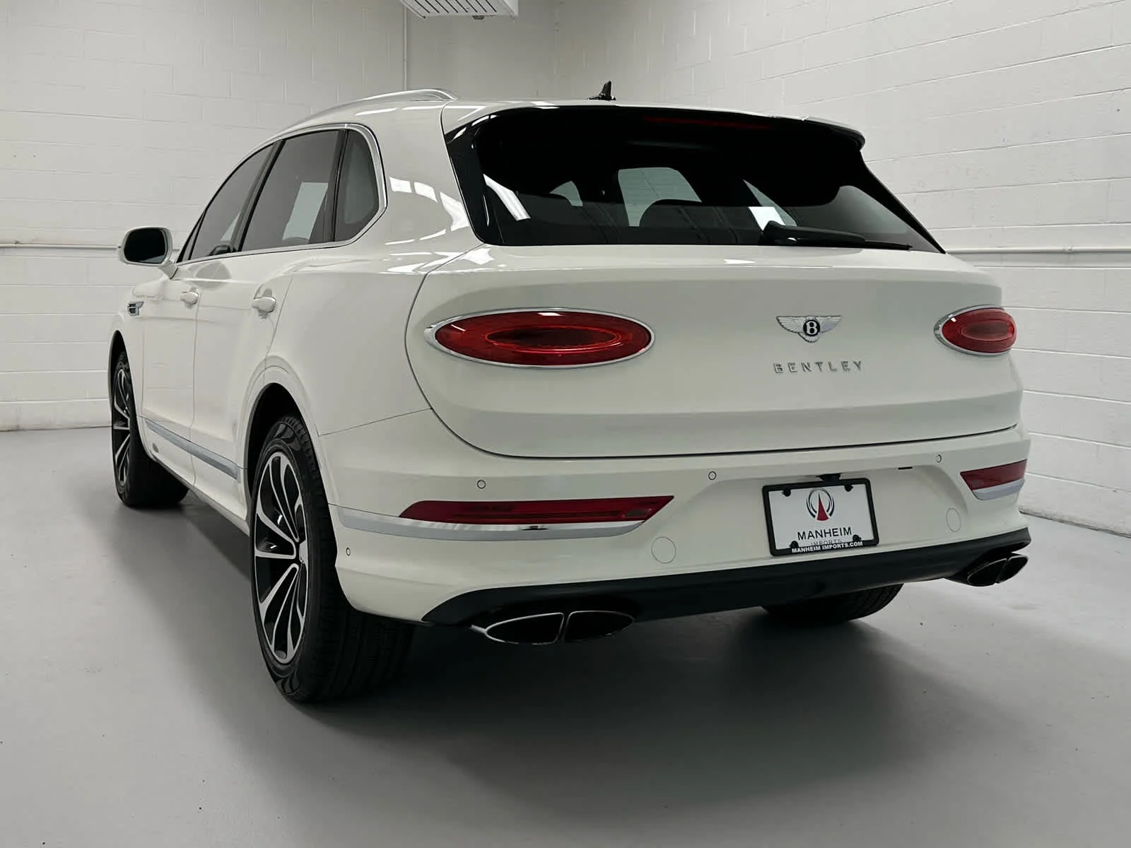 Used 2023 Glacier White Bentley V8 image 8
