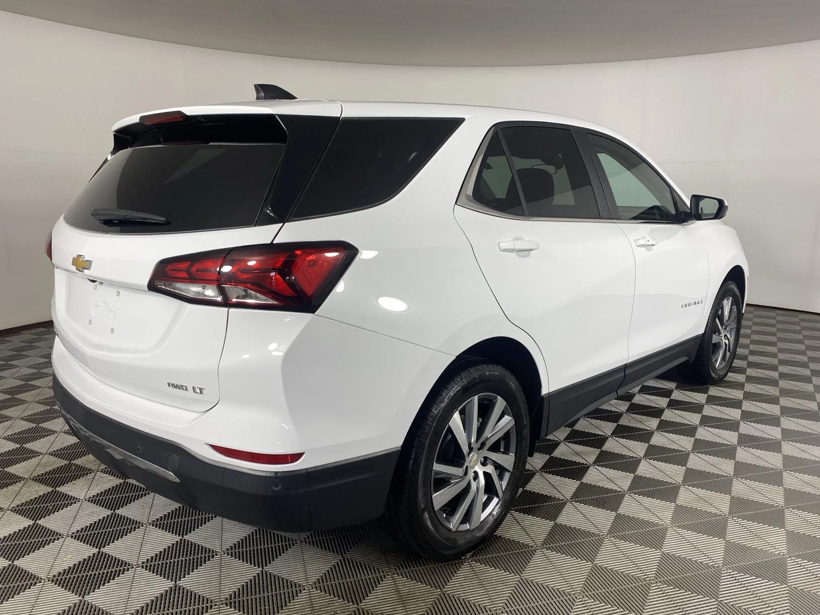 Used 2024 Summit White Chevrolet LT image 7