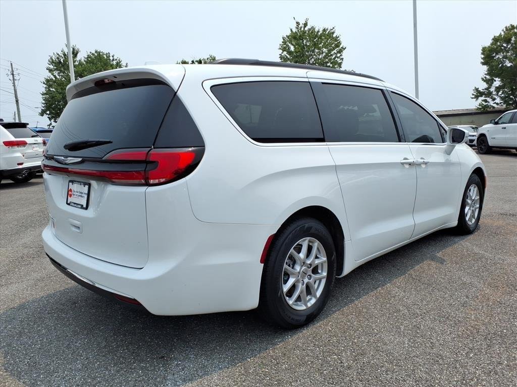 Used 2022 Bright White Clearcoat Chrysler Touring L image 4