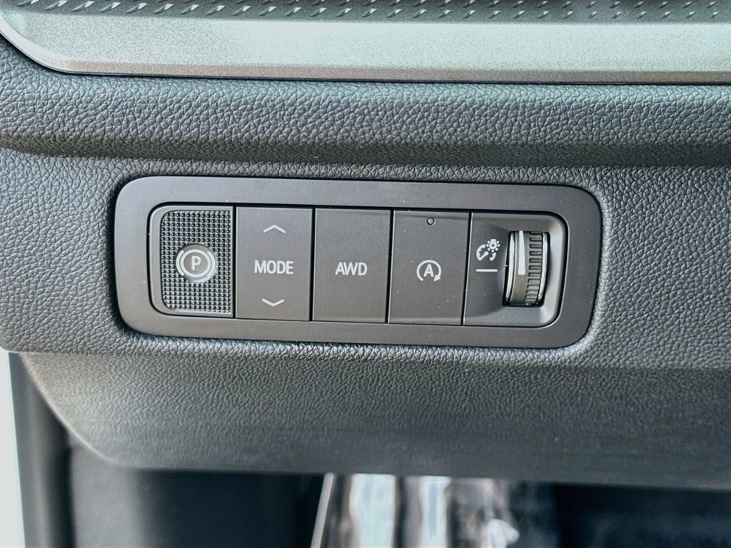 New 2027 Polar White Tricoat Chevrolet LT image 10