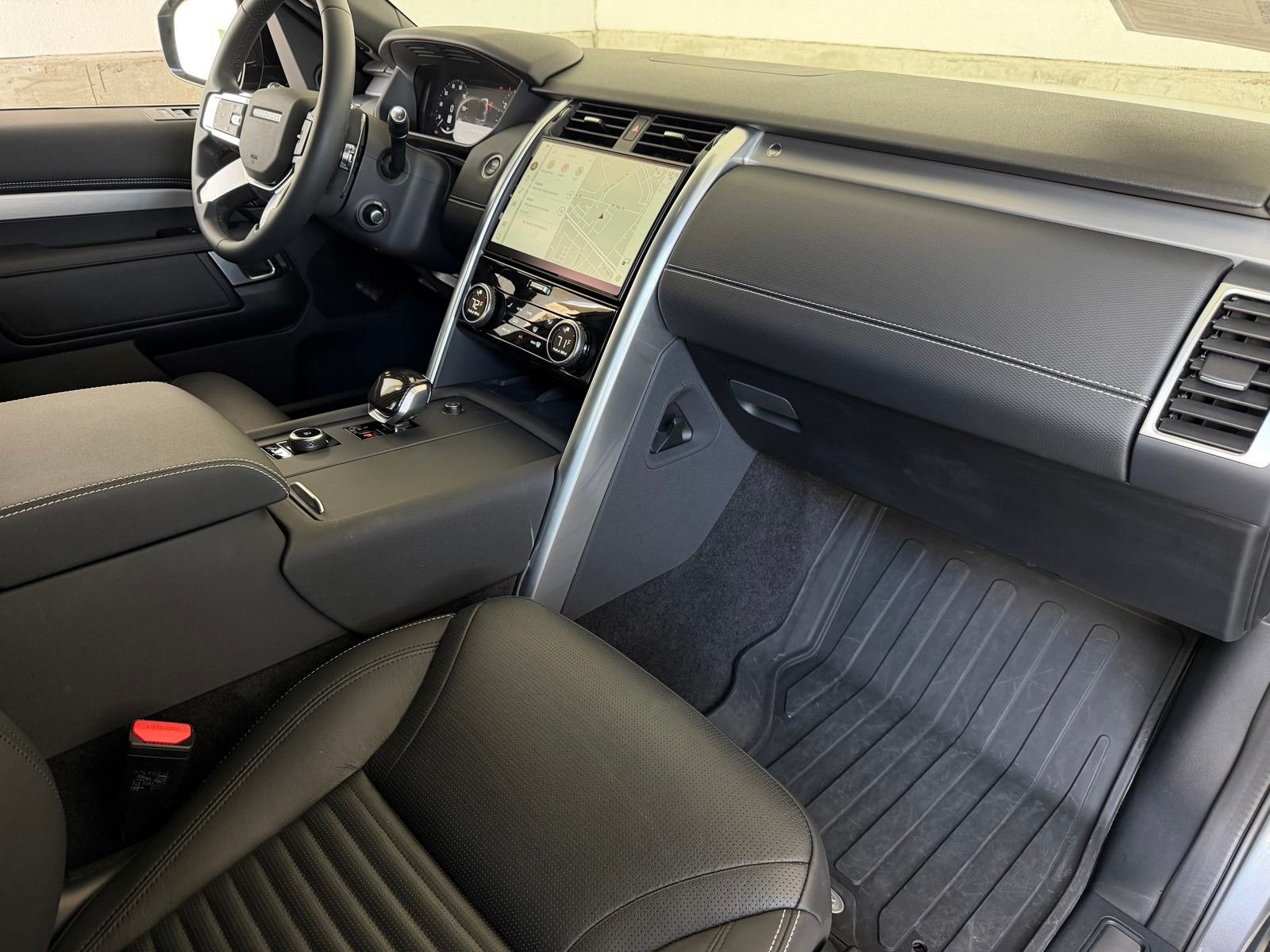 Used 2024 Gray Land Rover Dynamic SE image 20