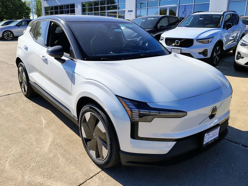 New 2026 Crystal White Volvo Plus image 4