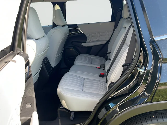 Used 2025 Black Mitsubishi Platinum Edition image 17