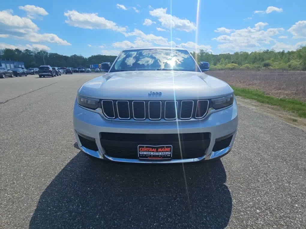 Used 2023 Silver Zynith Jeep Limited image 10