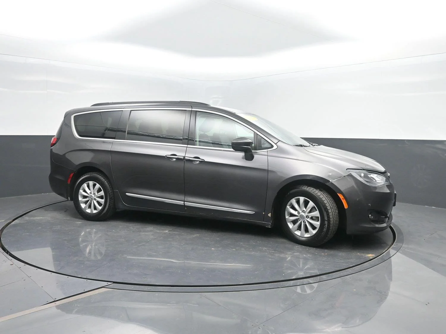 Used 2017 Granite Crystal Metallic Clearcoat Chrysler Touring-L image 3